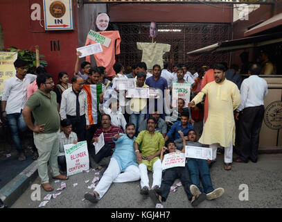 Chatra parishad Aktivist hält, Poster, Repliken der Bank Note und Bildnis von Ministerpräsident Narendra Modi und Shout Slogans gegen die Regierung der Union während einer Kundgebung vor der Reserve Bank of India Regionalbüro in Kalkutta. Kongress student Wing chatra parishad Aktivist Protest gegen Kongress student Wing chatra parishad Aktivisten protestieren gegen Regierung der Union anlässlich des ersten Jahrestages der Demonetisierung von Bank Note vor der Reserve Bank of India Regionalbüro am 8. November 2017 in Kalkutta. union Regierung RS500 und RS1000 Bank Note am 8. November dämonisiert, 20. Stockfoto