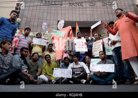 Chatra parishad Aktivist hält, Poster, Repliken der Bank Note und Bildnis von Ministerpräsident Narendra Modi und Shout Slogans gegen die Regierung der Union während einer Kundgebung vor der Reserve Bank of India Regionalbüro in Kalkutta. Kongress student Wing chatra parishad Aktivist Protest gegen Kongress student Wing chatra parishad Aktivisten protestieren gegen Regierung der Union anlässlich des ersten Jahrestages der Demonetisierung von Bank Note vor der Reserve Bank of India Regionalbüro am 8. November 2017 in Kalkutta. union Regierung RS500 und RS1000 Bank Note am 8. November dämonisiert, 20. Stockfoto