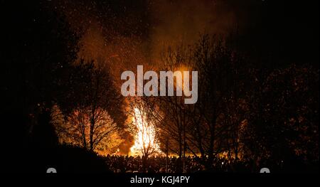 Lagerfeuer an Guy Fawkes Nacht 2017 am heiligen Herzen Grundschule, Bushey, Hertfordshire, Großbritannien Stockfoto