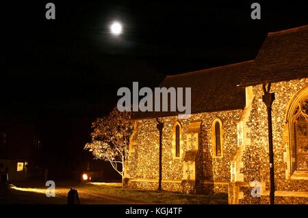 St. James' Church in der Nacht, Bushey, Hertfordshire, Großbritannien Stockfoto