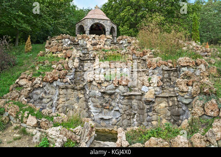 Big Trockenmauern, Brunnen und die Kapelle auf dem Gipfel des Berges Stockfoto