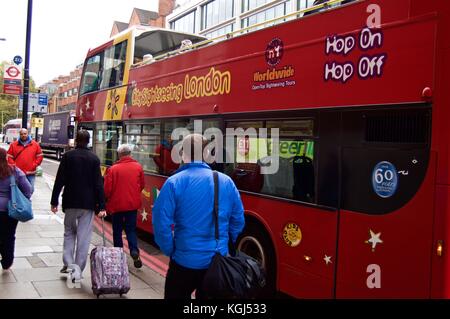 City Sightseeing London Bus bietet Touren durch die Hauptstadt, mit Touristen, die vorbeilaufen, London UK Stockfoto
