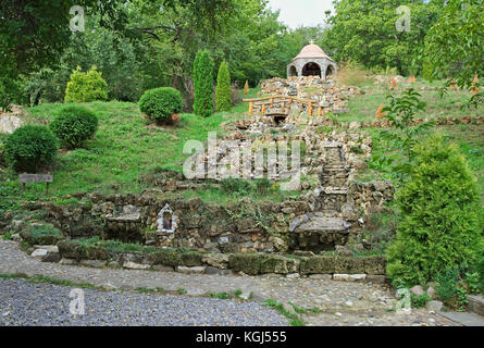 Big Trockenmauern, Brunnen und die Kapelle auf dem Gipfel des Berges Stockfoto