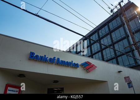 Schild an der Fassade der Bank of America-Filiale im Viertel South of Market (Soma) von San Francisco, Kalifornien, 13. Oktober 2017. Soma ist bekannt für eine der höchsten Konzentrationen an Technologieunternehmen und Startups in jeder Region weltweit. () Stockfoto