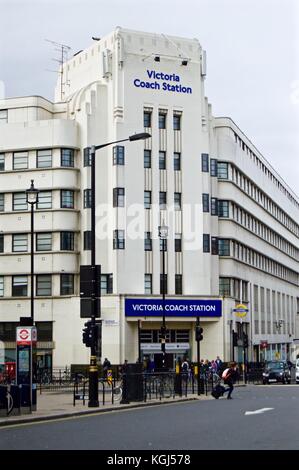 Blick auf Victoria Coach Station mit Reisenden außerhalb, Victoria, London, Großbritannien Stockfoto