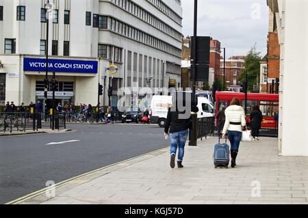 Blick auf Victoria Coach Station mit Reisenden außerhalb, Victoria, London, Großbritannien Stockfoto