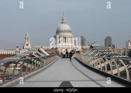 London, Großbritannien: Feb 1 2019 - Millennium Bridge and St. Paul's Cathedral Kuppel über den Fluss Themse, London, UK. touristische Sehenswürdigkeit reisen Lage Ziel Stockfoto