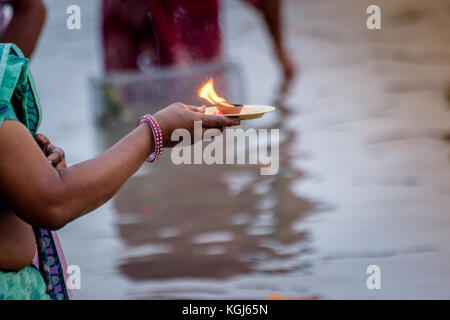 Gottesdienst Hand einer hinduistischen Frau bietet Aarti am Fluss Ganges in Varanasi Ghat. Stockfoto