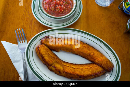 Gebratene Bananen essen und Salsa fresca Stockfoto