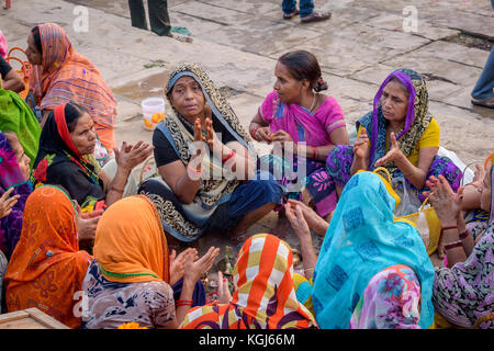 Hinduistische Frauen singen und zählen Mantras für bietet in den Ganges in Varanasi Ghat. selektive Fokus ic verwendet. Stockfoto