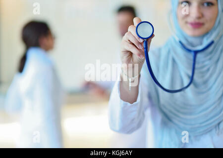 Zuversichtlich muslimischen Arztes mit Hijab oder Student der Medizin stellen im Krankenhaus Stockfoto