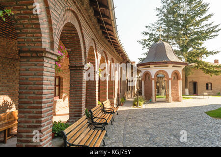 Brick Arkaden, Holzbänken in den äußeren Hof des Klosters plumbuita, Bukarest, Rumänien Stockfoto