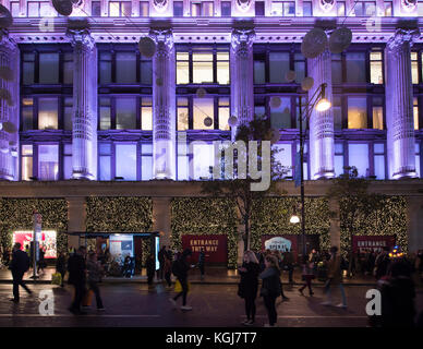 West End, London, Großbritannien. November 2017. Geschäfte im Londoner West End bereiten sich auf die Weihnachtszeit vor, wenn nachts die Lichter der Oxford Street eingeschaltet werden. Die Oxford Street ist wegen der Beleuchtung für den Verkehr vor dem Selfridges Store (zum besten Kaufhaus der Welt gewählt) gesperrt. Quelle: Malcolm Park/Alamy Live News. Stockfoto