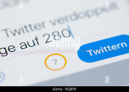 Köln, Deutschland. November 2017. ABBILDUNG – Abbildung mit der Twitter-App, die die neue Benachrichtigung über die Anzahl der verbleibenden Zeichen auf einem iPhone anzeigt, in Köln, Deutschland, 08. November 2017. Die maximale Länge von Twitter-Nachrichten wird demnächst verdoppelt. Der MicroMessaging-Dienst hat seine Zeichenanzahl nach mehrwöchiger Testphase definitiv auf 280 erhöht. Dies ist die radikalste Änderung im Konzept von Twitter seit seiner Einführung im Jahr 2006. Quelle: Rolf Vennenbernd/dpa/Alamy Live News Stockfoto