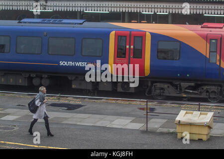 London, Großbritannien. 8 Nov, 2017. morgen Pendler an Clapham Junction Gesicht Verspätungen aufgrund einer 48-stündigen Streik der rmt Union Personal wegen eines Streits über die Rolle der Bahn wachen. Der Streik wirkt sich auf London Dienstleistungen einschließlich der südlichen, South Western sowie mehr Anglia, Nord- und merseyrail Credit: Amer ghazzal/alamy leben Nachrichten Stockfoto