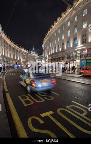 Regent Street, London, Großbritannien. November 2017. Tausende kommen zum Londoner West End, um die jährlichen Weihnachtsbeleuchtung um 18.15 Uhr in der Oxford Street zu sehen. Black Cab auf der Regent Street, Regent Street eine Woche später findet die Weihnachtsbeleuchtung statt. Quelle: Malcolm Park/Alamy Live News. Stockfoto