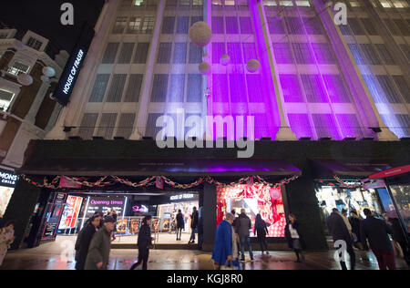 Oxford Street, London, Großbritannien. November 2017. Tausende kommen zum Londoner West End, um die jährlichen Weihnachtsbeleuchtung um 18.15 Uhr in der Oxford Street zu sehen. Einkäufer vor dem Geschäft in der House of Fraser Oxford Street. Quelle: Malcolm Park/Alamy Live News. Stockfoto