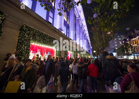 Oxford Street, London, Großbritannien. November 2017. Tausende kommen zum Londoner West End, um die jährlichen Weihnachtsbeleuchtung um 18.15 Uhr in der Oxford Street zu sehen. Vor dem Selfridges-Geschäft pflasterte Busp mit nächtlichen Einkäufern vor der Veranstaltung. Quelle: Malcolm Park/Alamy Live News. Stockfoto