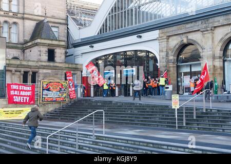 Liverpool, Großbritannien. 8 Nov, 2017. RMT Union Streik verursacht Störungen über Liverpool, Merseyside und der North West reisen. Die Demonstranten versammeln sich außerhalb vom Bahnhof Liverpool Lime Street. Quelle: John callaghan/Alamy leben Nachrichten Stockfoto