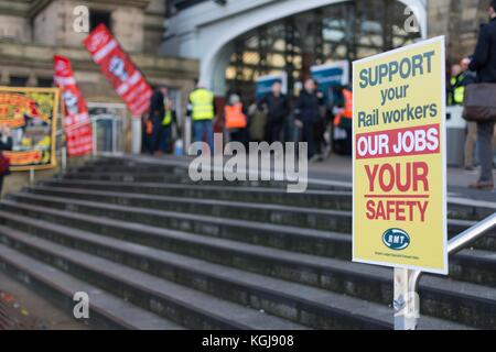 Liverpool, Großbritannien. 8 Nov, 2017. RMT Union Streik verursacht Störungen über Liverpool, Merseyside und der North West reisen. Die Demonstranten versammeln sich außerhalb vom Bahnhof Liverpool Lime Street. Quelle: John callaghan/Alamy leben Nachrichten Stockfoto