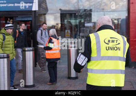 Liverpool, Großbritannien. 8 Nov, 2017. RMT Union Streik verursacht Störungen über Liverpool, Merseyside und der North West reisen. Die Demonstranten versammeln sich außerhalb vom Bahnhof Liverpool Lime Street. Quelle: John callaghan/Alamy leben Nachrichten Stockfoto