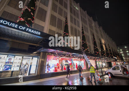 Oxford Street, London, Großbritannien. November 2017. Tausende kommen zum Londoner West End, um die jährlichen Weihnachtsbeleuchtung um 18.15 Uhr in der Oxford Street zu sehen. Weihnachtsdekorationen vor dem Geschäft House of Fraser in der Oxford Street. Quelle: Malcolm Park/Alamy Live News. Stockfoto