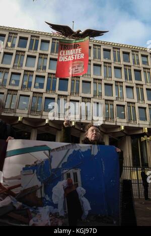 London, Großbritannien. 8 Nov, 2017. Ein Jahr, seit Präsident Trump wurde gewählt, Klimawandel Demonstranten fordern dringend Maßnahmen außerhalb der Amerikanischen Botschaft. : Credit: Claire Doherty/Alamy leben Nachrichten Stockfoto