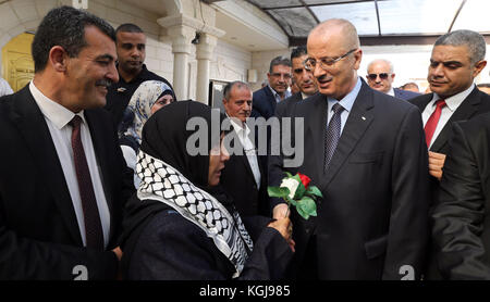 Jenin, Westjordanland, Palästinensische Autonomiegebiete. November 2017. Der palästinensische Premierminister Rami Hamdallah spricht während der 6. Konferenz über das Volkserbe in der Westjordanland-Stadt Jenin, am 8. November 2017 Quelle: Premierminister-Büro/APA Images/ZUMA Wire/Alamy Live News Stockfoto