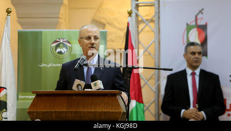 Jenin, Westjordanland, Palästinensische Autonomiegebiete. November 2017. Der palästinensische Premierminister Rami Hamdallah spricht während der 6. Konferenz über das Volkserbe in der Westjordanland-Stadt Jenin, am 8. November 2017 Quelle: Premierminister-Büro/APA Images/ZUMA Wire/Alamy Live News Stockfoto