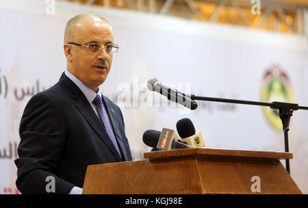 Jenin, Westjordanland, Palästinensische Autonomiegebiete. November 2017. Der palästinensische Premierminister Rami Hamdallah spricht während der 6. Konferenz über das Volkserbe in der Westjordanland-Stadt Jenin, am 8. November 2017 Quelle: Premierminister-Büro/APA Images/ZUMA Wire/Alamy Live News Stockfoto