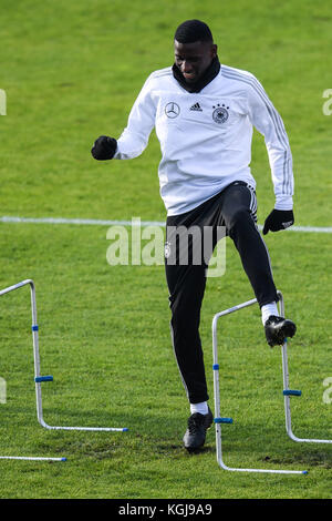 Berlin, Deutschland. November 2017. Antonio Ruediger (Deutschland) GES/ Fussball/ DFB-Training, Berlin, 08.11.2017 Fußball/Fußball: Training der deutschen Nationalmannschaft, Berlin, 08. November 2017 |Nutzung weltweit Credit: dpa/Alamy Live News Stockfoto