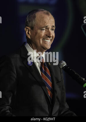 Asbury Park, New Jersey, USA. 7 Nov, 2017. Phil Murphy, Gouverneur - nj wählen - auf dem Podium d im Asbury Park Convention Hall in Asbury Park, New Jersey. Murphy ist der 56 Gouverneur von New Jersey Credit: Brian Zweig Preis/zuma Draht/alamy leben Nachrichten Stockfoto