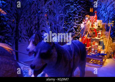 Paris, Frankreich. 7 Nov, 2017. Offenbarung der Weihnachten Fenster zeigt an Printemps Haussmann Store am 7. November 2017 in Paris, Frankreich. Quelle: Bernard Menigault/Alamy leben Nachrichten Stockfoto