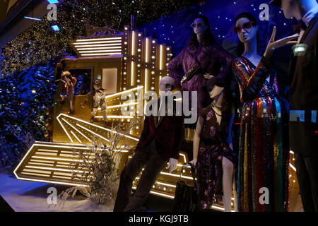 Paris, Frankreich. 7 Nov, 2017. Offenbarung der Weihnachten Fenster zeigt an Printemps Haussmann Store am 7. November 2017 in Paris, Frankreich. Quelle: Bernard Menigault/Alamy leben Nachrichten Stockfoto