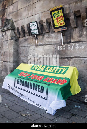 Middlesbrough, UK. 8 Nov, 2017. RMT Union offizielle Picket außerhalb Middlesbrough station am Mittwoch morgen über Personal- und vorgeschlagenen Treiber - nur Züge. Eine reduzierte Service, die von den Managern betrieben, siehe Northern Line einen begrenzten Zeitplan am Mittwoch. Credit: ALAN DAWSON/Alamy leben Nachrichten Stockfoto