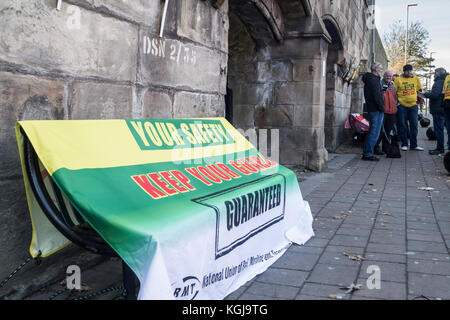 Middlesbrough, UK. 8 Nov, 2017. RMT Union offizielle Picket außerhalb Middlesbrough station am Mittwoch morgen über Personal- und vorgeschlagenen Treiber - nur Züge. Eine reduzierte Service, die von den Managern betrieben, siehe Northern Line einen begrenzten Zeitplan am Mittwoch. Credit: ALAN DAWSON/Alamy leben Nachrichten Stockfoto