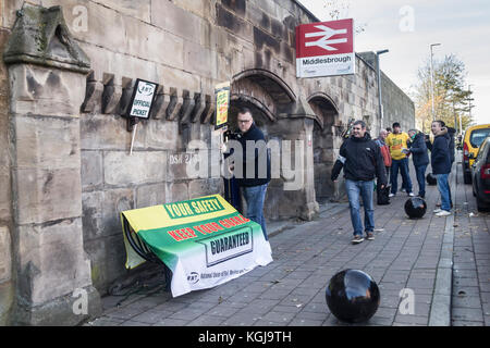 Middlesbrough, UK. 8 Nov, 2017. RMT Union offizielle Picket außerhalb Middlesbrough station am Mittwoch morgen über Personal- und vorgeschlagenen Treiber - nur Züge. Eine reduzierte Service, die von den Managern betrieben, siehe Northern Line einen begrenzten Zeitplan am Mittwoch. Credit: ALAN DAWSON/Alamy leben Nachrichten Stockfoto