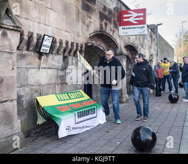 Middlesbrough, UK. 8 Nov, 2017. RMT Union offizielle Picket außerhalb Middlesbrough station am Mittwoch morgen über Personal- und vorgeschlagenen Treiber - nur Züge. Eine reduzierte Service, die von den Managern betrieben, siehe Northern Line einen begrenzten Zeitplan am Mittwoch. Credit: ALAN DAWSON/Alamy leben Nachrichten Stockfoto