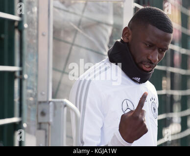 Berlin, Deutschland. November 2017. Der Deutsche Antonio Rudiger kommt am 08. November 2017 zum Training der deutschen Fußballnationalmannschaft im Sportpark Friedrich Ludwig Jahn in Berlin an. Kredit: Soeren stache/dpa/Alamy Live News Stockfoto