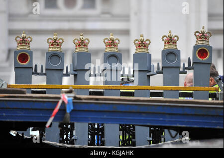 London, Großbritannien. 8 Nov, 2017. Zeremonielle Poller ankommen, um das Ehrenmal Surround als Vorbereitung für Armistice Day und Erinnerung Sonntag in Whitehall und Westminster. Credit: Stephen Chung/Alamy leben Nachrichten Stockfoto