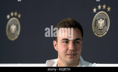 Berlin, Deutschland. 08.. November 2017. Der deutsche Mario Gotze verlässt die Pressekonferenz der deutschen Fußballnationalmannschaft in der Mercedes World in Berlin, Deutschland, 08. November 2017. Quelle: Soeren Stache/dpa/Alamy Live News Stockfoto