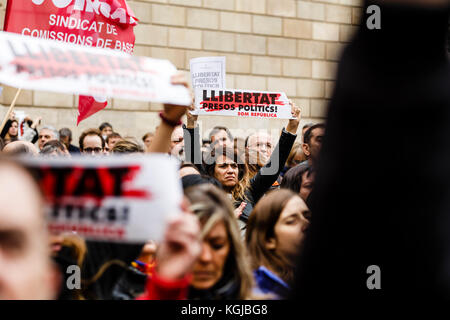 8. November 2017 - Barcelona, Barcelona, Spanien - Demonstranten, die während der Konzentration auf dem Sant Jaume's Square, Barcelona für die Freiheit politischer Gefangener aufriefen Quelle: Joan Gosa Badia/Alamy Stockfoto