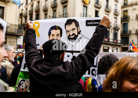 8. November 2017 - Barcelona, Barcelona, Spanien - Demonstranten, die während der Konzentration auf dem Sant Jaume's Square, Barcelona für die Freiheit politischer Gefangener aufriefen Quelle: Joan Gosa Badia/Alamy Stockfoto