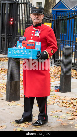 8. November 2017 in London; ein Chelsea Rentner (eine bewaffnete Dienste Veteran, die im Royal Hospital Chelsea) selling Poppies in Whitehall, London, vor der Erinnerung Sonntag. (Eine Erinnerung an jene Servicepersonal, die in Konflikten getötet haben) Quelle: Ian Davidson/Alamy leben Nachrichten Stockfoto