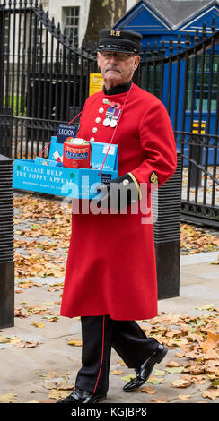 8. November 2017 in London; ein Chelsea Rentner (eine bewaffnete Dienste Veteran, die im Royal Hospital Chelsea) selling Poppies in Whitehall, London, vor der Erinnerung Sonntag. (Eine Erinnerung an jene Servicepersonal, die in Konflikten getötet haben) Quelle: Ian Davidson/alamy leben Nachrichten Stockfoto