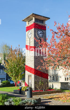 Der Glockenturm Kriegerdenkmal in der Mitte des Cotswold Stadt Nailsworth ist mit 7.000 gestrickte Roter Mohn Erinnerung Sonntag zu gedenken geschmückt. Stockfoto