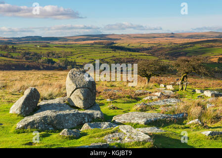 Combestone Tor, Dartmoor, Devon, Großbritannien. 8. November 2017. UK Wetter. Ein herbstlicher Blick auf Combestone Tor auf Dartmoor in der Grafschaft Devon, an einer ruhigen sonnigen Herbsttag. Photo Credit: Graham Jagd-/Alamy leben Nachrichten Stockfoto