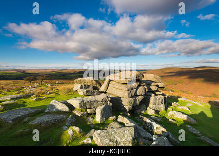 Combestone Tor, Dartmoor, Devon, Großbritannien. 8. November 2017. UK Wetter. Ein herbstlicher Blick auf Combestone Tor auf Dartmoor in der Grafschaft Devon, an einer ruhigen sonnigen Herbsttag. Photo Credit: Graham Jagd-/Alamy leben Nachrichten Stockfoto