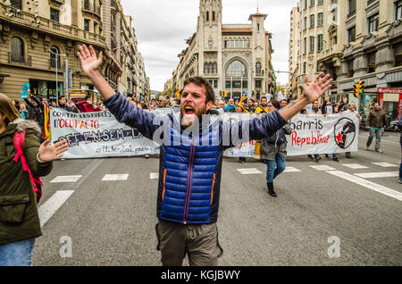 Neapel, Italien. November 2017. Barcelona, Katalonien, Spanien. November 2017. Ein Demonstrant sah schreiend, als er am Generalstreik teilnahm. Zehntausende Demonstranten begeben sich auf den Weg zum Saint-Jaume-Platz, um sich zu versammeln und am Generalstreik teilzunehmen, um die katalanischen politischen Gefangenen und gegen die Intervention der spanischen staaten in Katalonien zu unterstützen. Dieser regionale Streik fällt in die Woche des Kampfes und des Protestes, in der die Freilassung politischer Gefangener, die Aussetzung von artikel 155 der spanischen Verfassung und die Forderung der katalanischen Republik gefordert werden. (Kreditbild: © Stockfoto