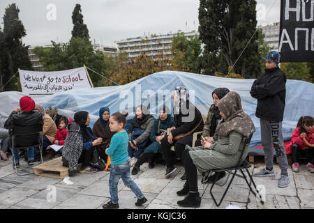 Athen, Griechenland. November 2017. Flüchtlinge sitzen am 8. November 2017 auf dem Syntagma-Platz im Zentrum von Athen, Griechenland. Am 1. November 2017 versammelten sich Flüchtlinge - hauptsächlich aus Syrien - auf dem Syntagma-Platz in Athen, gegenüber dem griechischen Parlament, die eine Protestsitzung und einen Hungerstreik begannen und die griechische und deutsche Regierung aufforderten, die sechs Monate gesetzliche Grenze für Familienzusammenführungen einzuhalten und die Wiedervereinigung mit ihren Familien in Deutschland zu ermöglichen. Quelle: dpa Picture Alliance/Alamy Live News Stockfoto